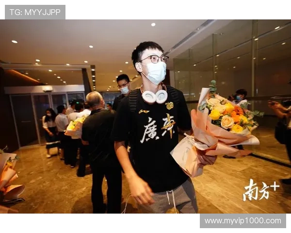 易建联家里冰箱贴都是NBA球队logo，连牛奶盒都得按训练餐单贴标签